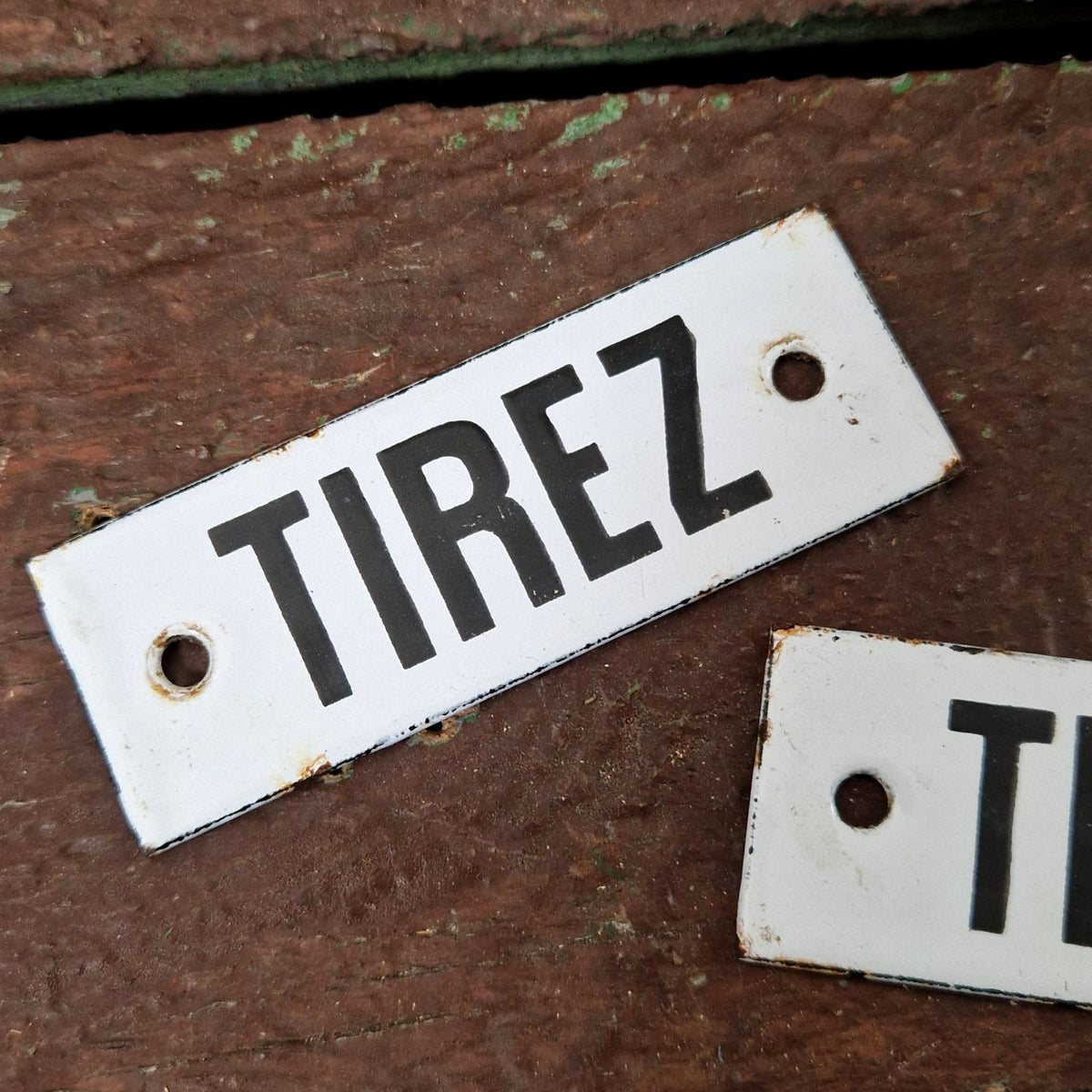 Petite plaque émaillée « TIREZ », à l'unité.