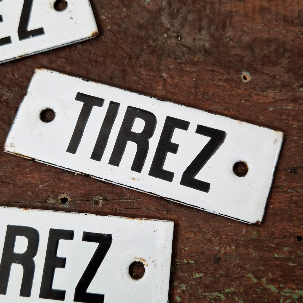 Petite plaque émaillée « TIREZ », à l'unité.