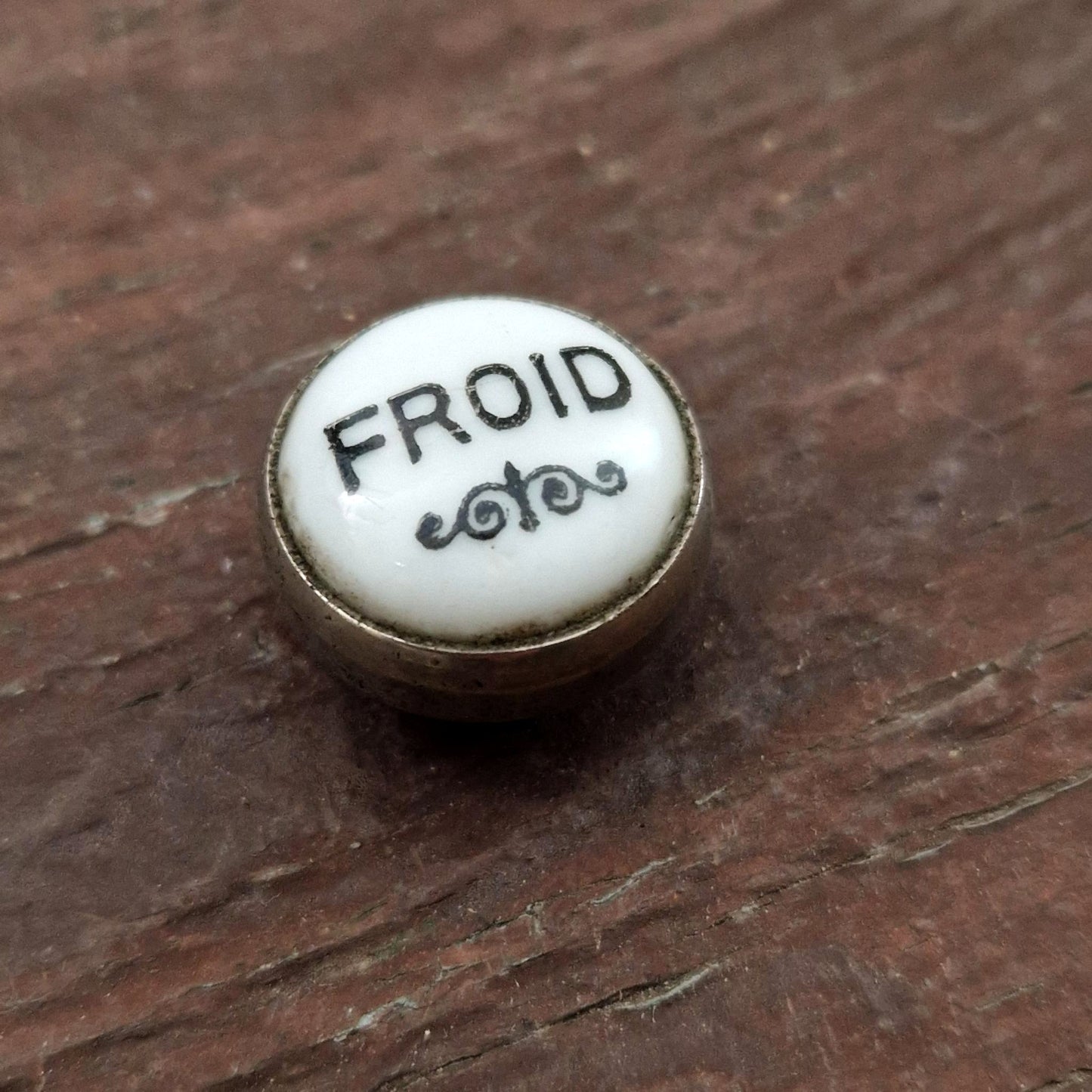 Un Robinet et 3 boutons émaillés « Froid / Chaud »