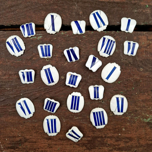 Lot de 23 chiffres romains en tôle émaillée