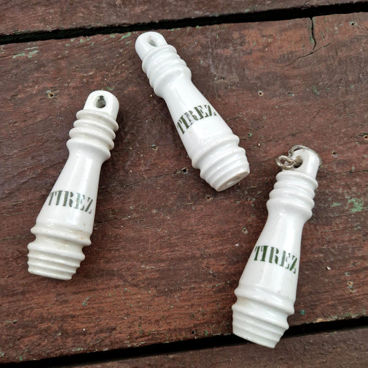 Poignée ancienne en porcelaine blanche « TIREZ »