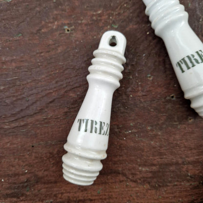 Poignée ancienne en porcelaine blanche « TIREZ »