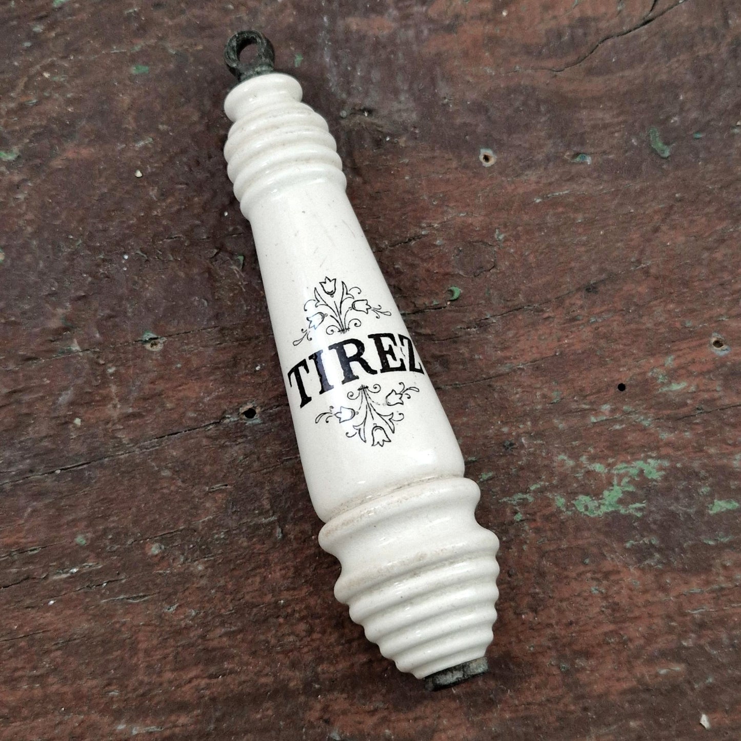 Poignée en porcelaine blanche « TIREZ » à décor floral