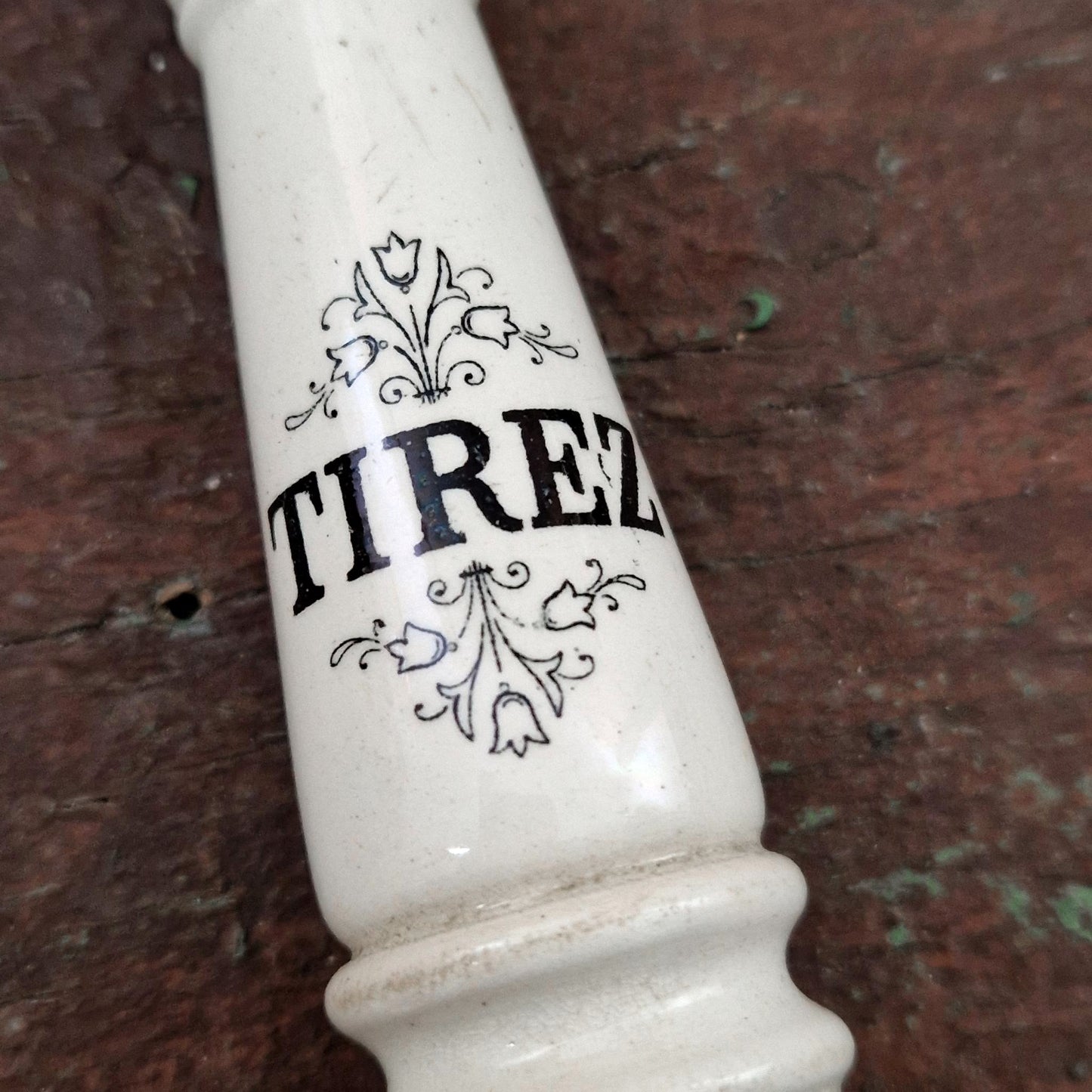 Poignée en porcelaine blanche « TIREZ » à décor floral