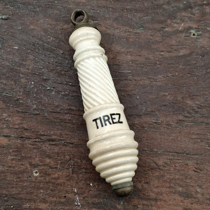 Poignée en faïence ancienne « TIREZ »