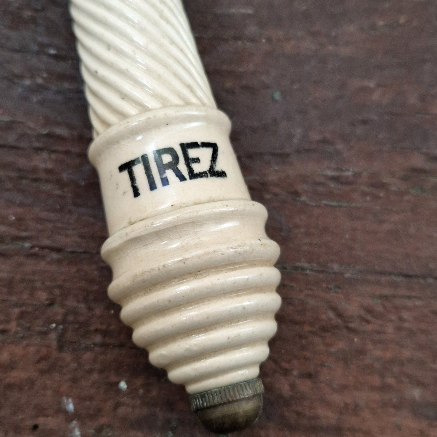 Poignée en faïence ancienne « TIREZ »