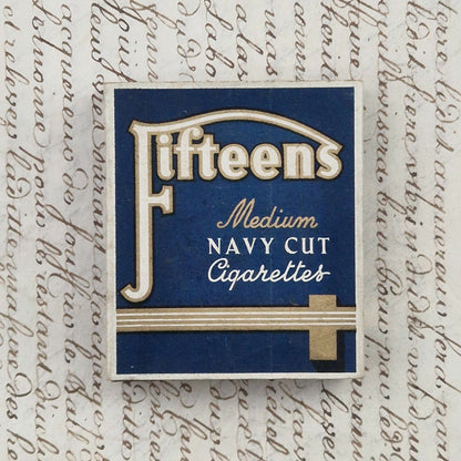 Boîte de cigarettes « Fifteens – Medium Navy Cut »