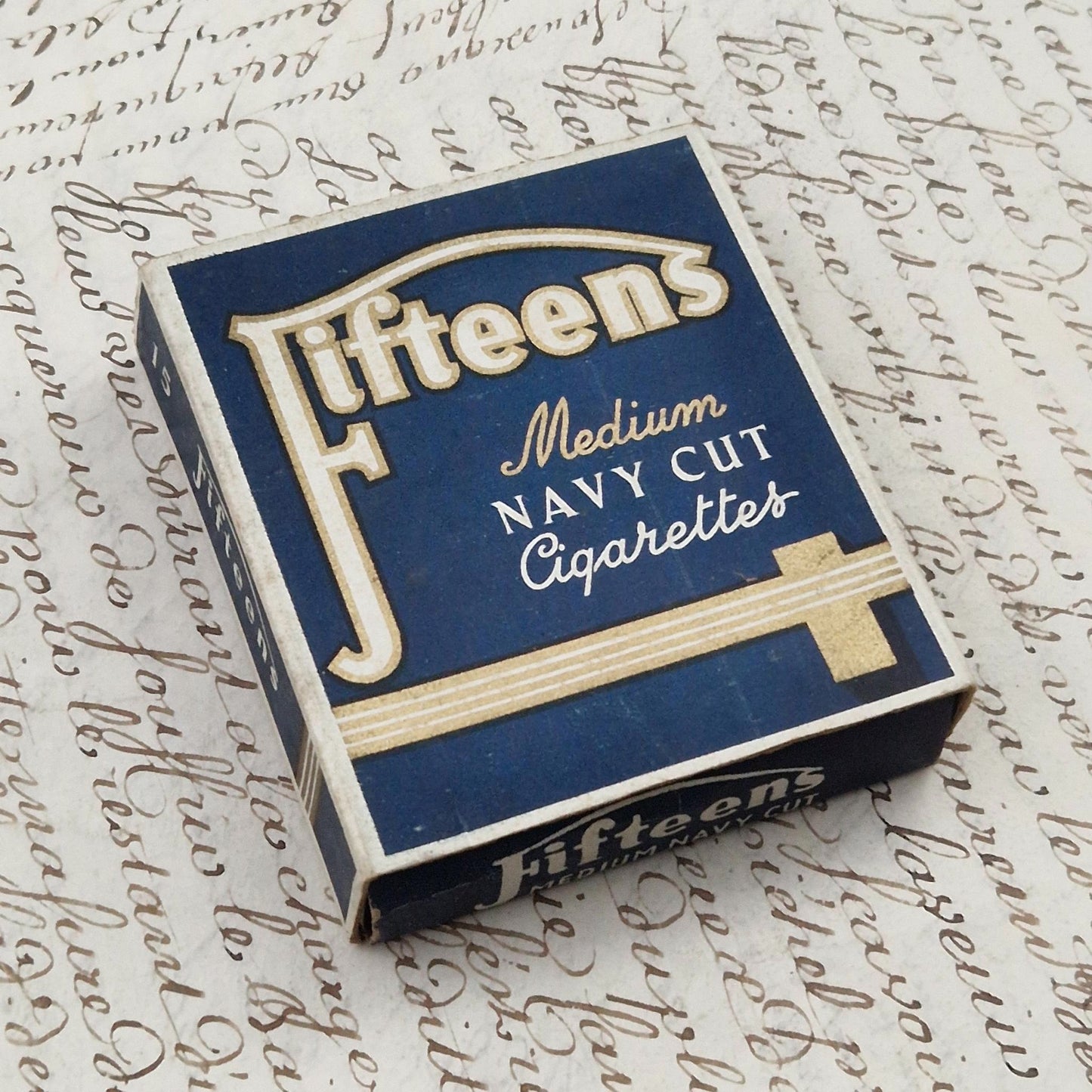 Boîte de cigarettes « Fifteens – Medium Navy Cut »