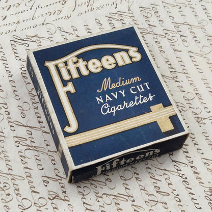 Boîte de cigarettes « Fifteens – Medium Navy Cut »