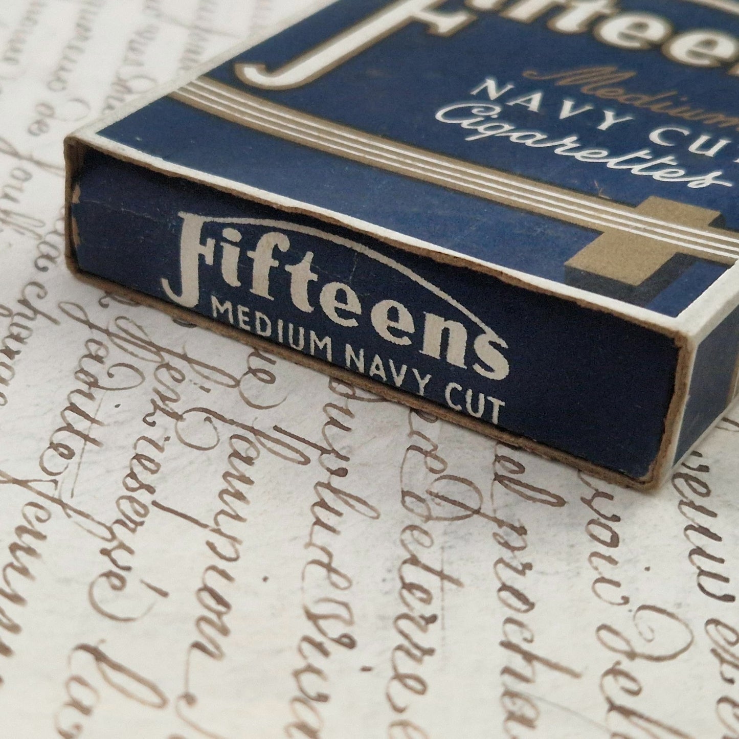 Boîte de cigarettes « Fifteens – Medium Navy Cut »