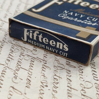 Boîte de cigarettes « Fifteens – Medium Navy Cut »