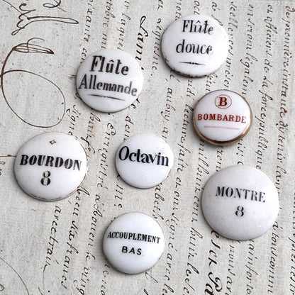 Boutons d’orgue en porcelaine émaillée