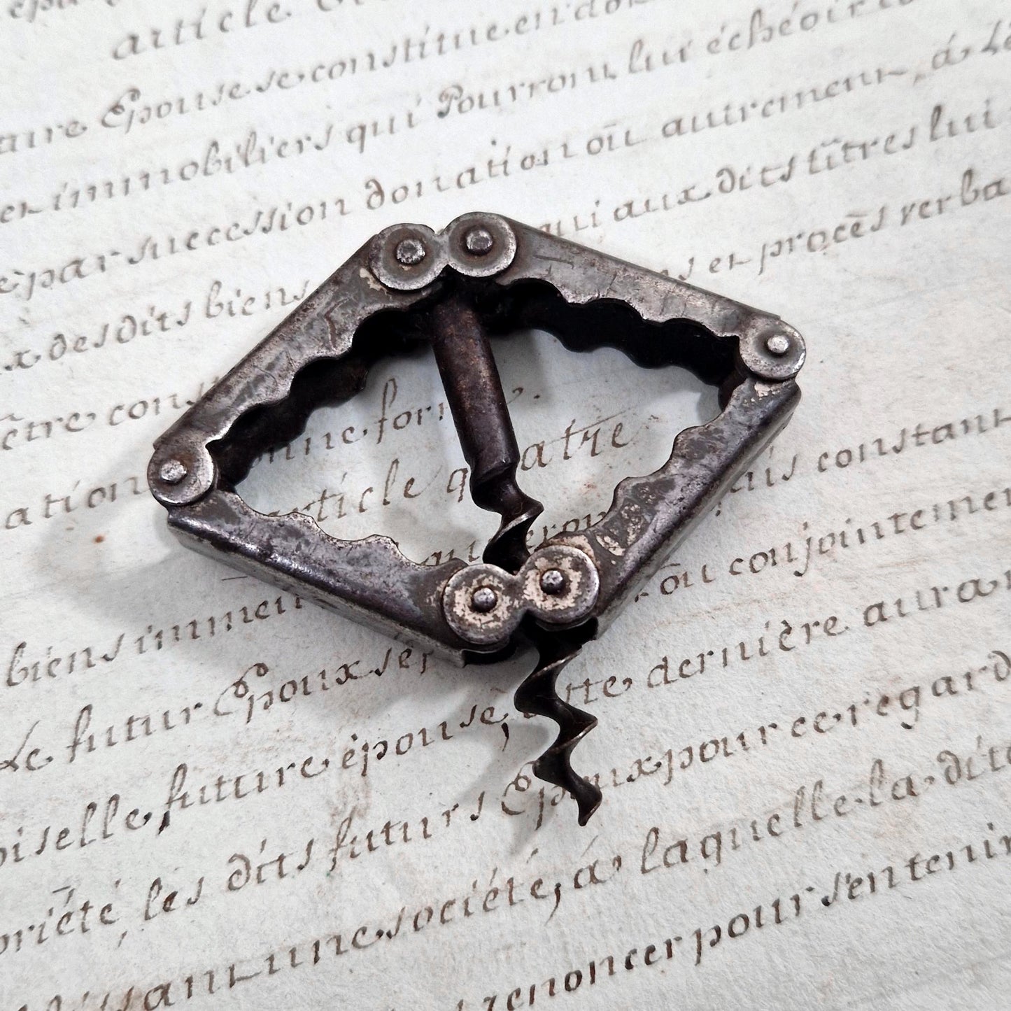 Tire-bouchon pliant de poche dit « Pantographe »