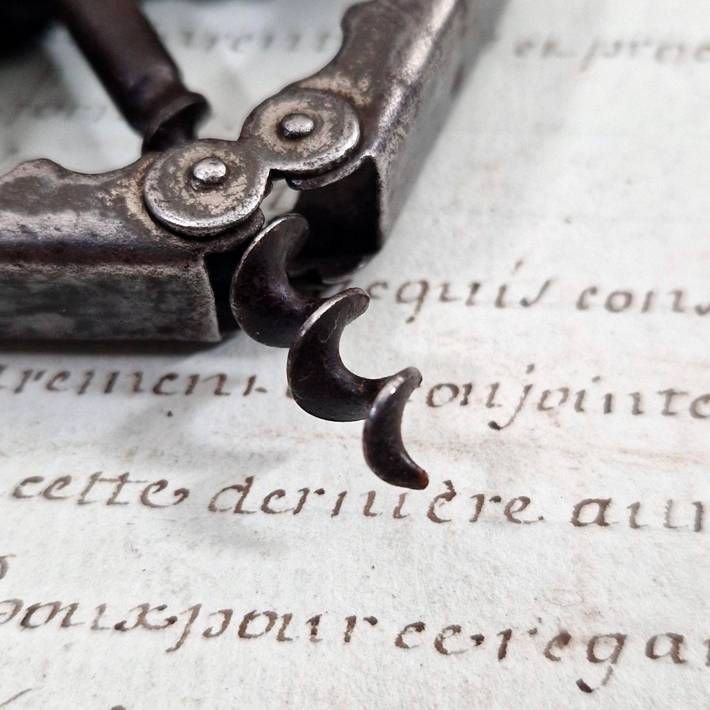 Tire-bouchon pliant de poche dit « Pantographe »