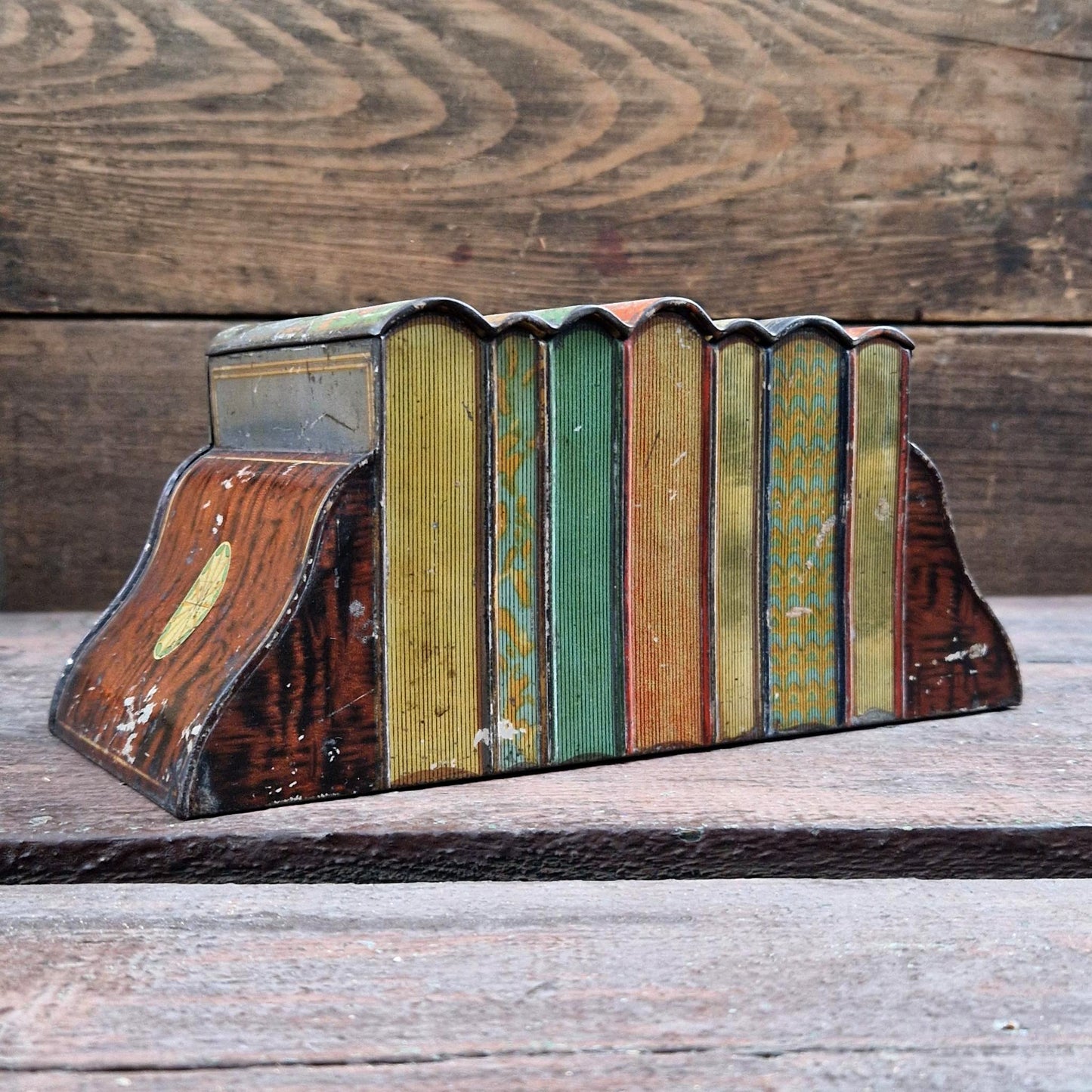 Boite à biscuits « Huntley & Palmers »  - Pile de livres
