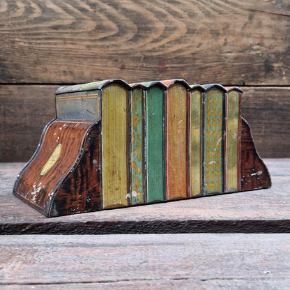 Boite à biscuits « Huntley & Palmers »  - Pile de livres