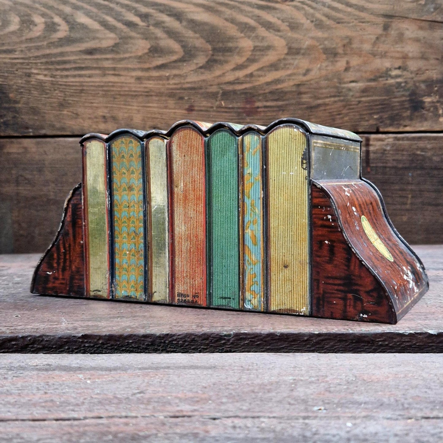 Boite à biscuits « Huntley & Palmers »  - Pile de livres