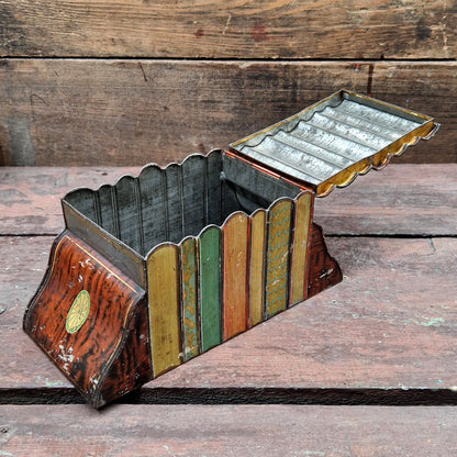 Boite à biscuits « Huntley & Palmers »  - Pile de livres