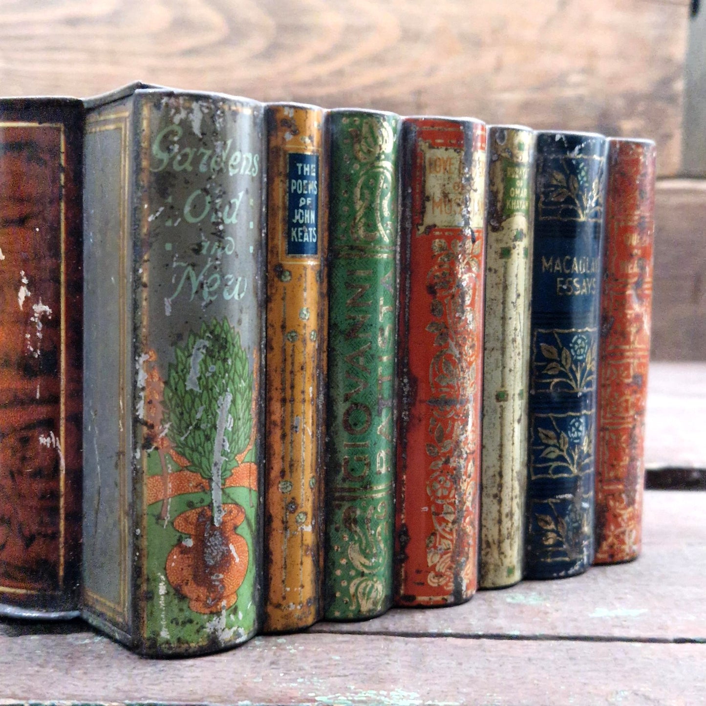 Boite à biscuits « Huntley & Palmers »  - Pile de livres