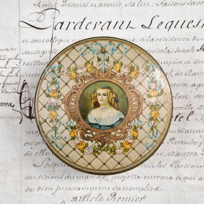 Boite ancienne « Marquise de Sevigné - Chocolat de Royat »