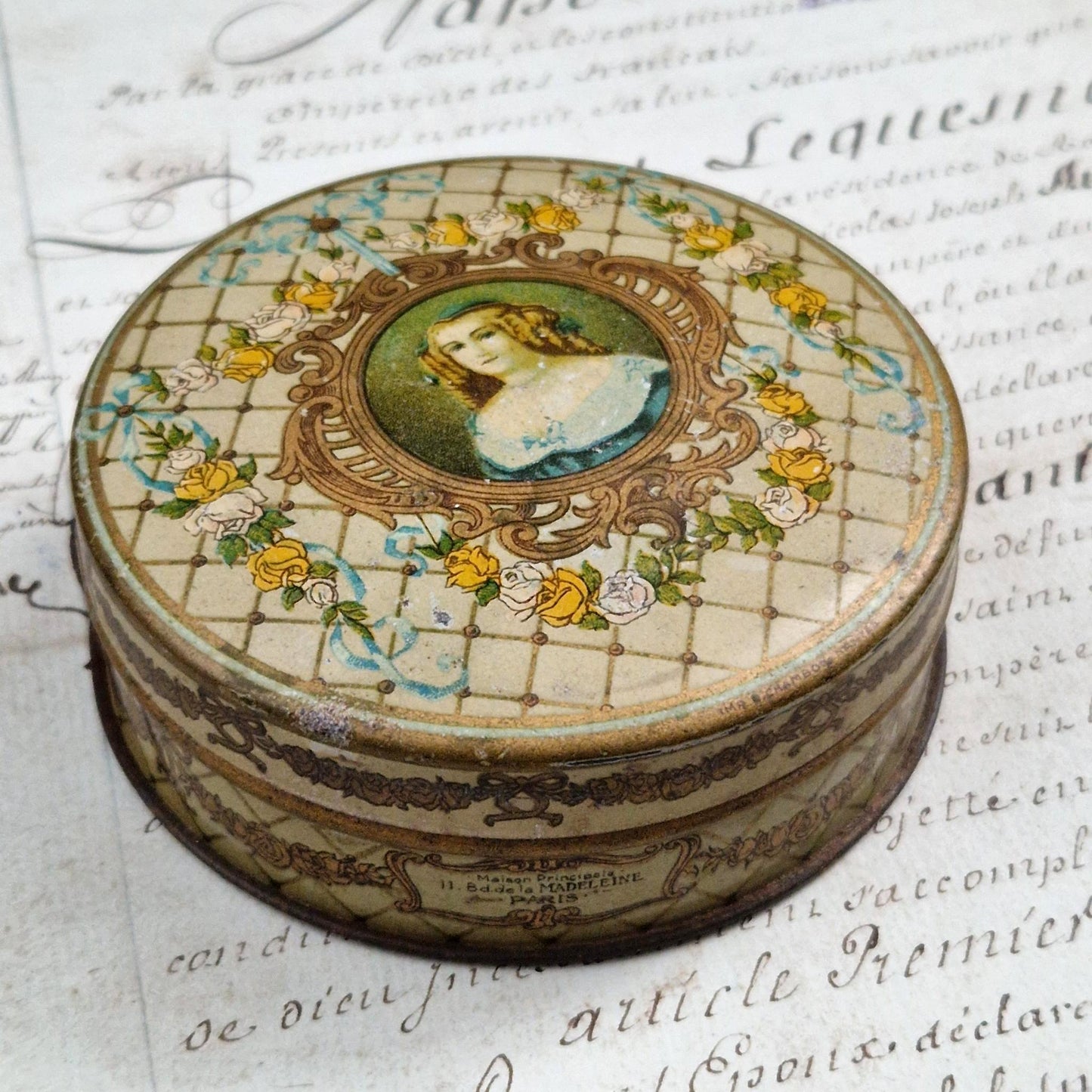 Boite ancienne « Marquise de Sevigné - Chocolat de Royat »