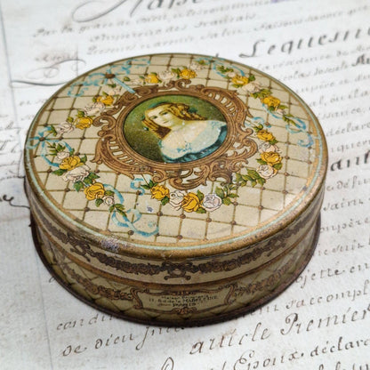 Boite ancienne « Marquise de Sevigné - Chocolat de Royat »