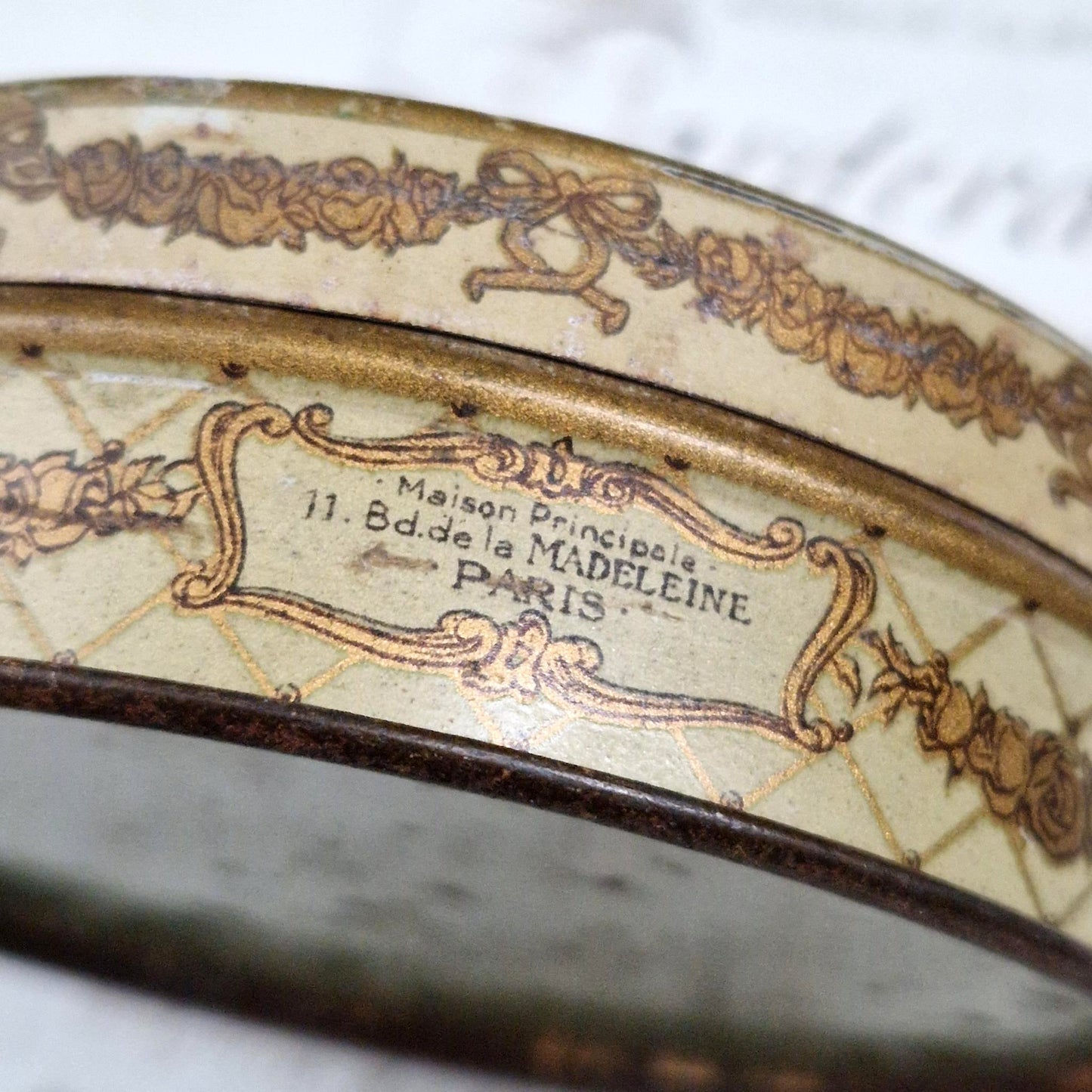 Boite ancienne « Marquise de Sevigné - Chocolat de Royat »