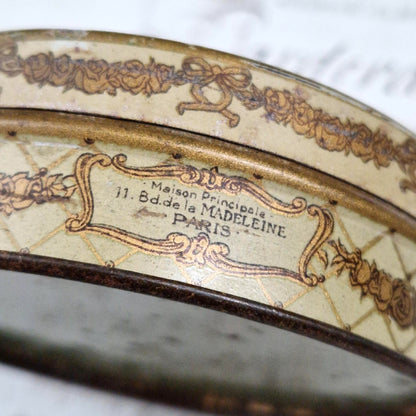 Boite ancienne « Marquise de Sevigné - Chocolat de Royat »