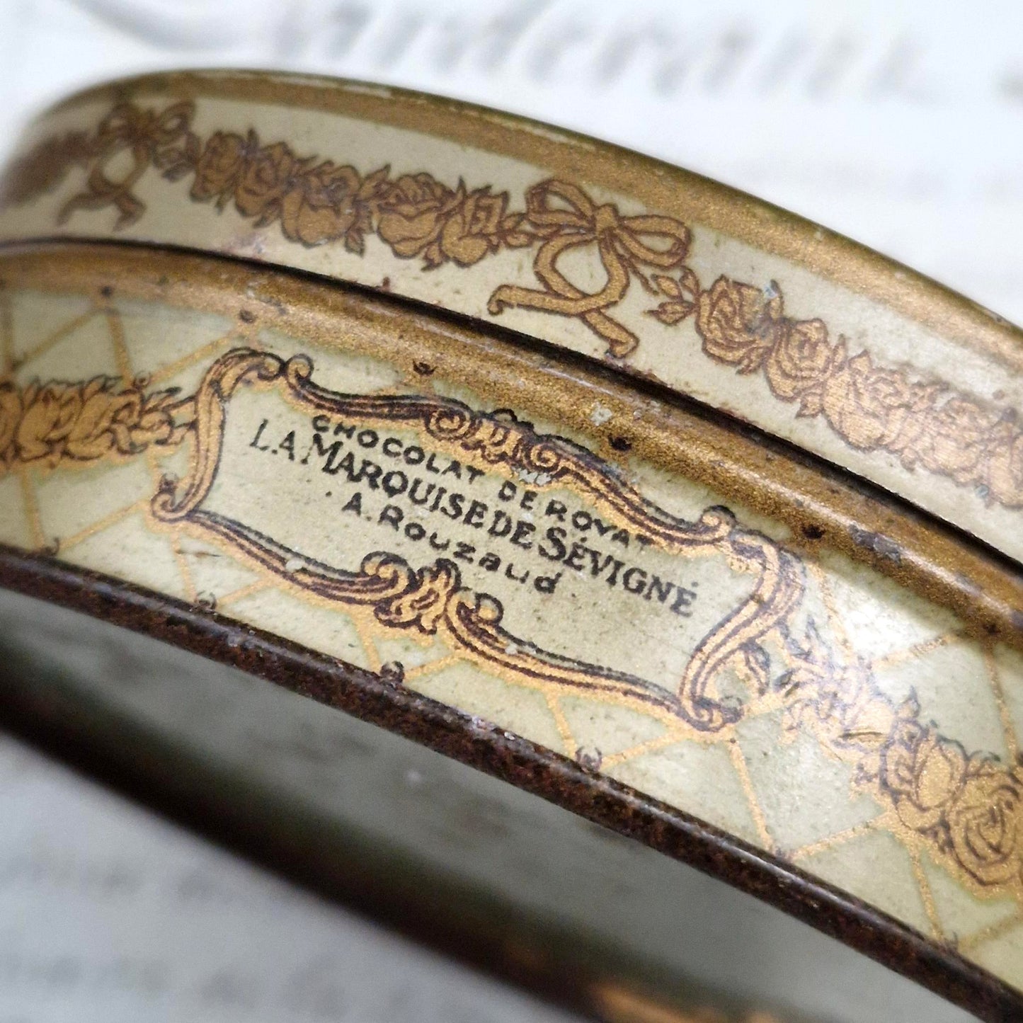 Boite ancienne « Marquise de Sevigné - Chocolat de Royat »