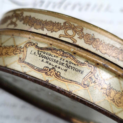 Boite ancienne « Marquise de Sevigné - Chocolat de Royat »