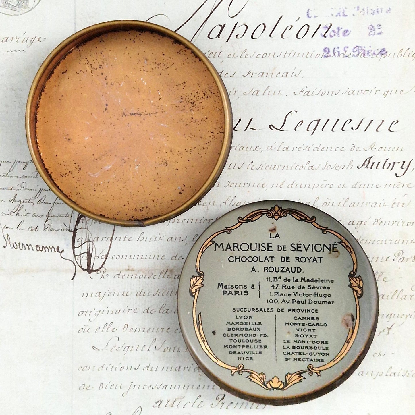 Boite ancienne « Marquise de Sevigné - Chocolat de Royat »