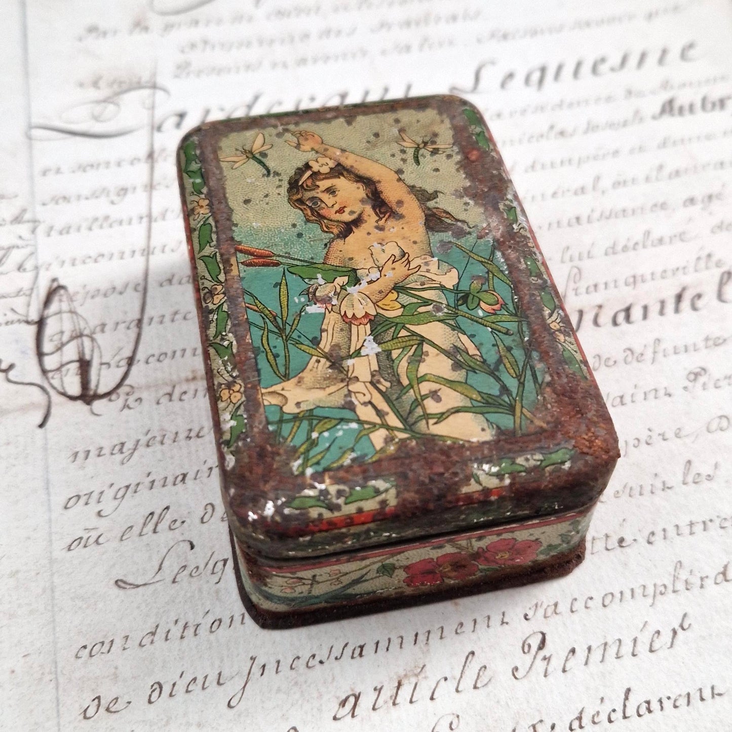 Boîte ancienne « Décor Art nouveau à la baigneuse »