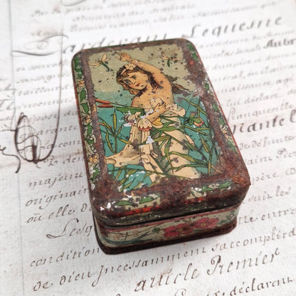 Boîte ancienne « Décor Art nouveau à la baigneuse »
