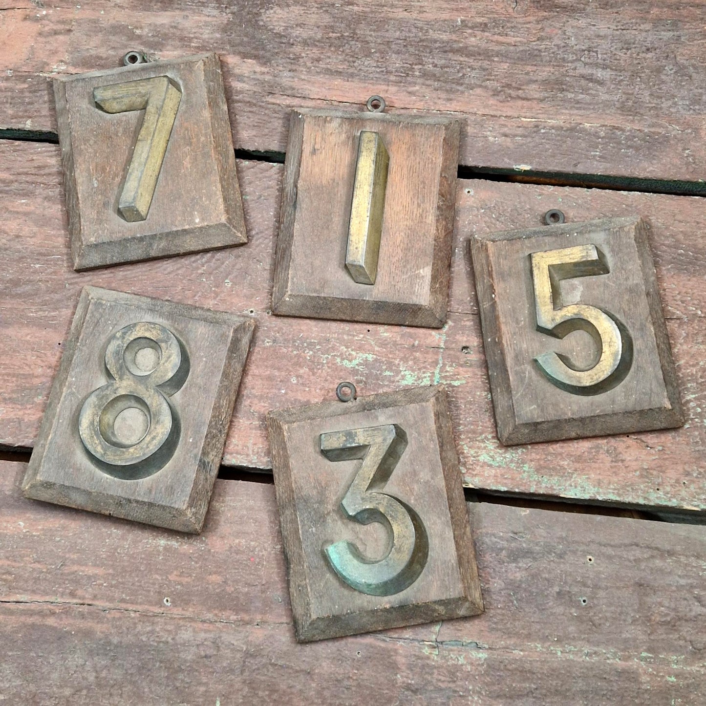 Chiffre en laiton sur support bois / Plaque de numérotation