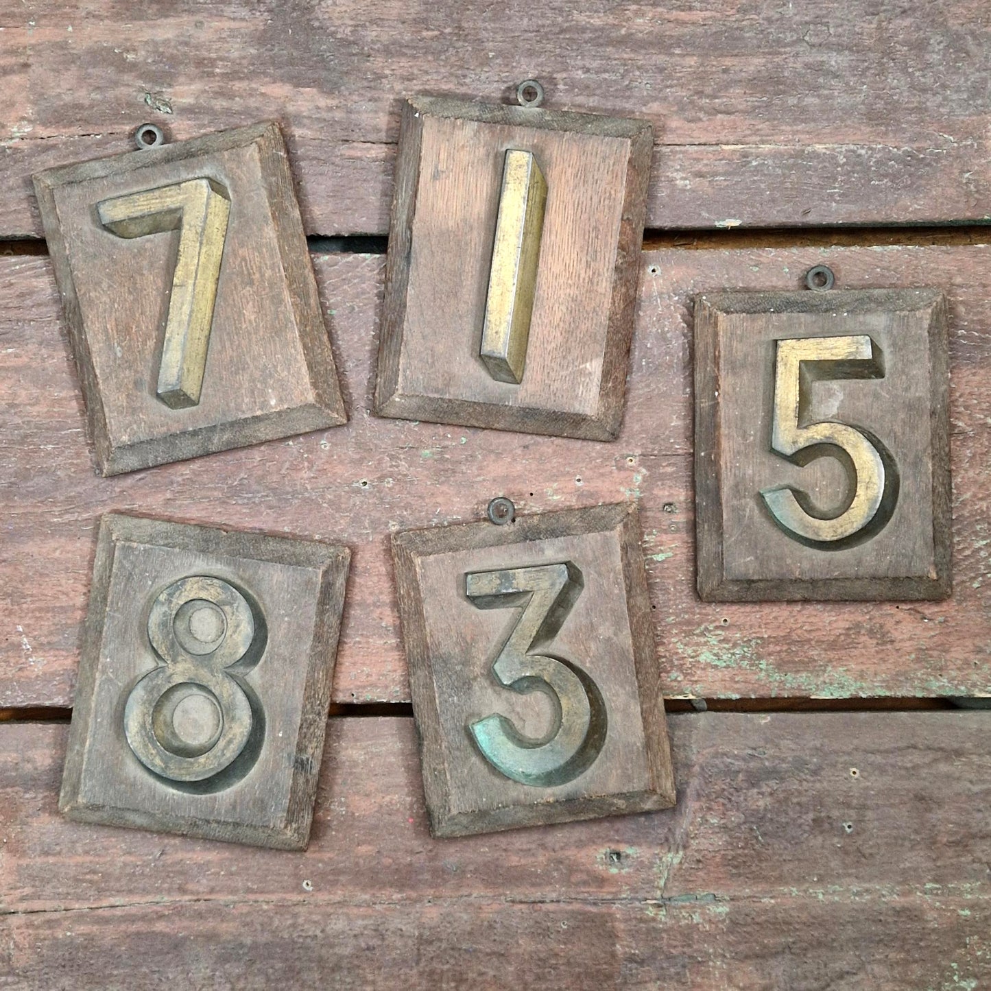 Chiffre en laiton sur support bois / Plaque de numérotation