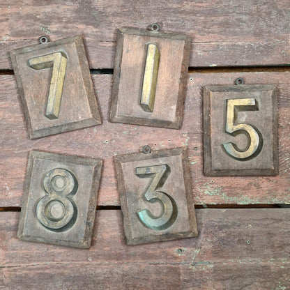Chiffre en laiton sur support bois / Plaque de numérotation
