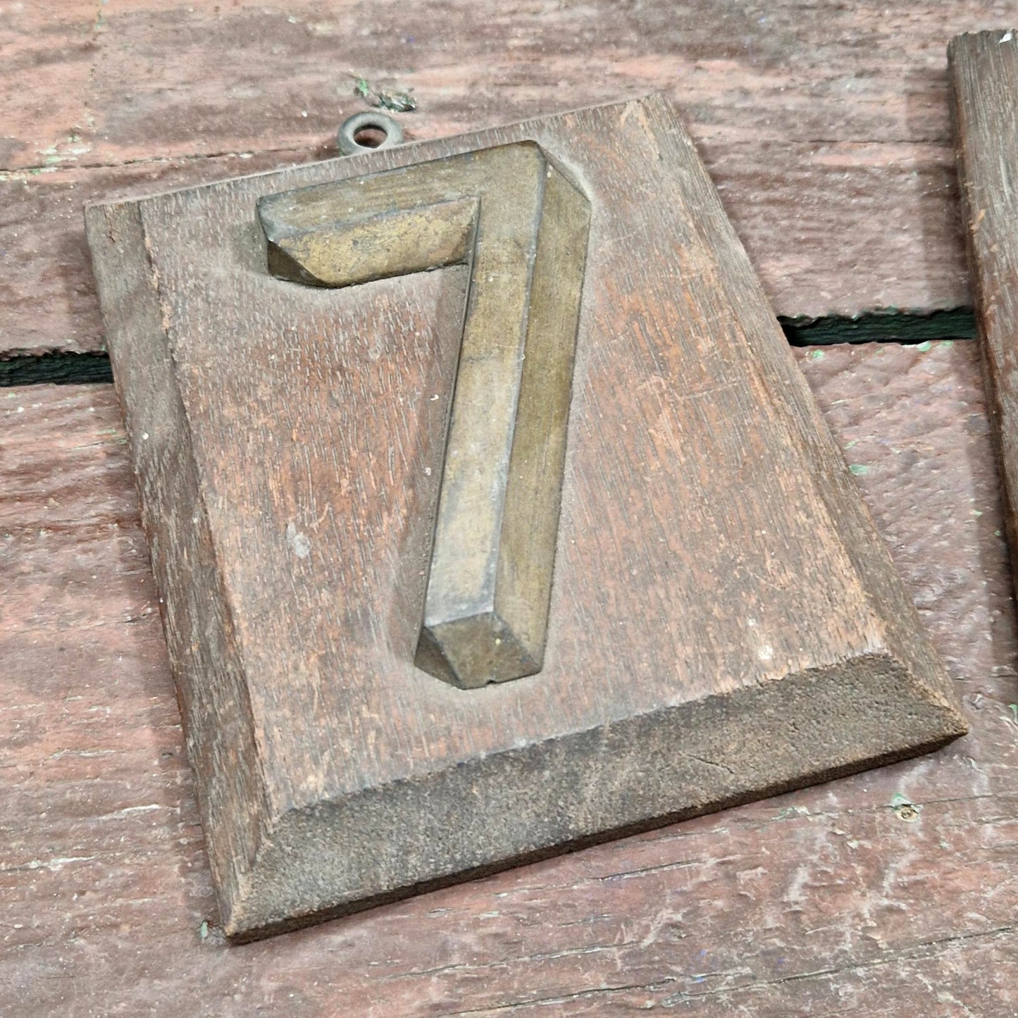 Chiffre en laiton sur support bois / Plaque de numérotation