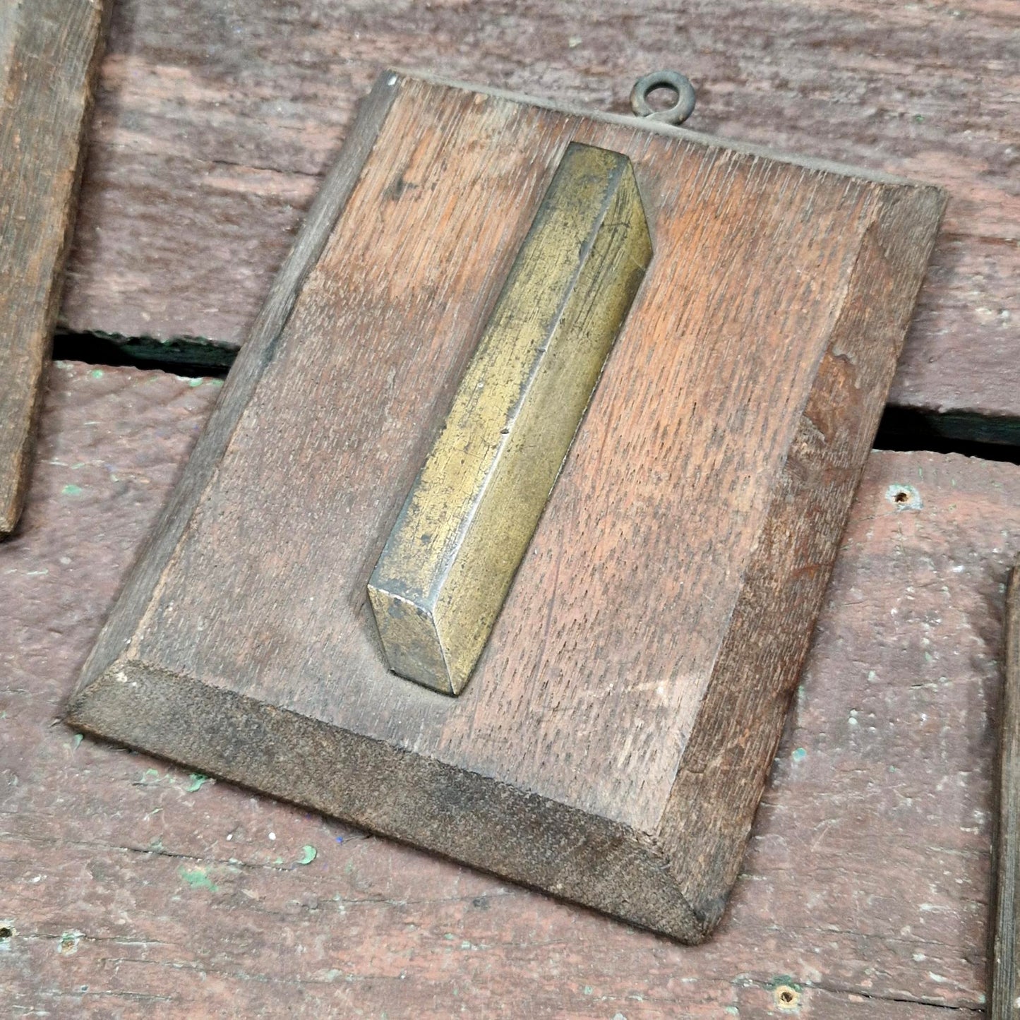 Chiffre en laiton sur support bois / Plaque de numérotation