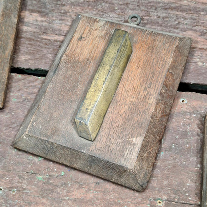 Chiffre en laiton sur support bois / Plaque de numérotation
