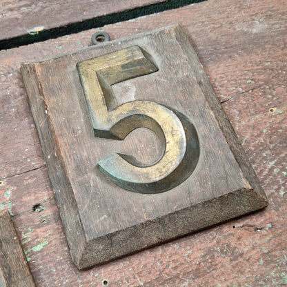 Chiffre en laiton sur support bois / Plaque de numérotation