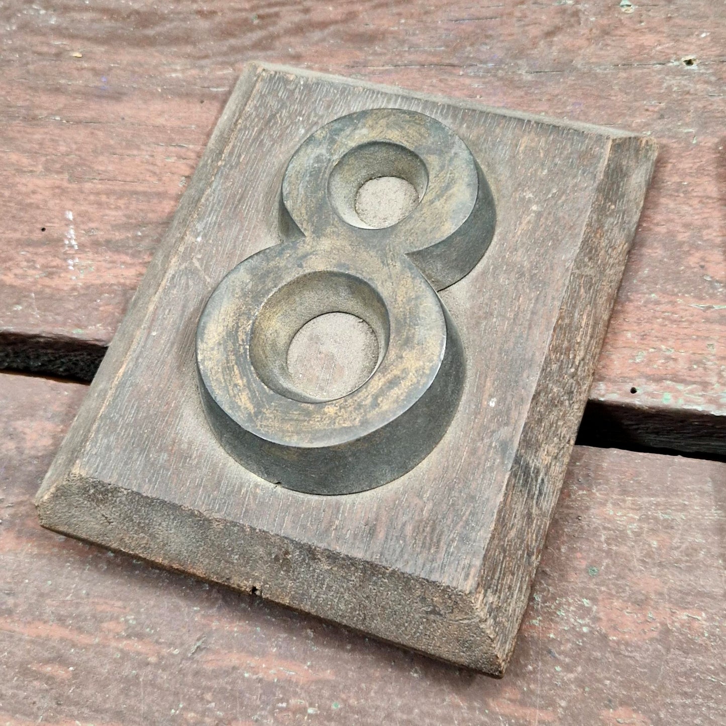 Chiffre en laiton sur support bois / Plaque de numérotation