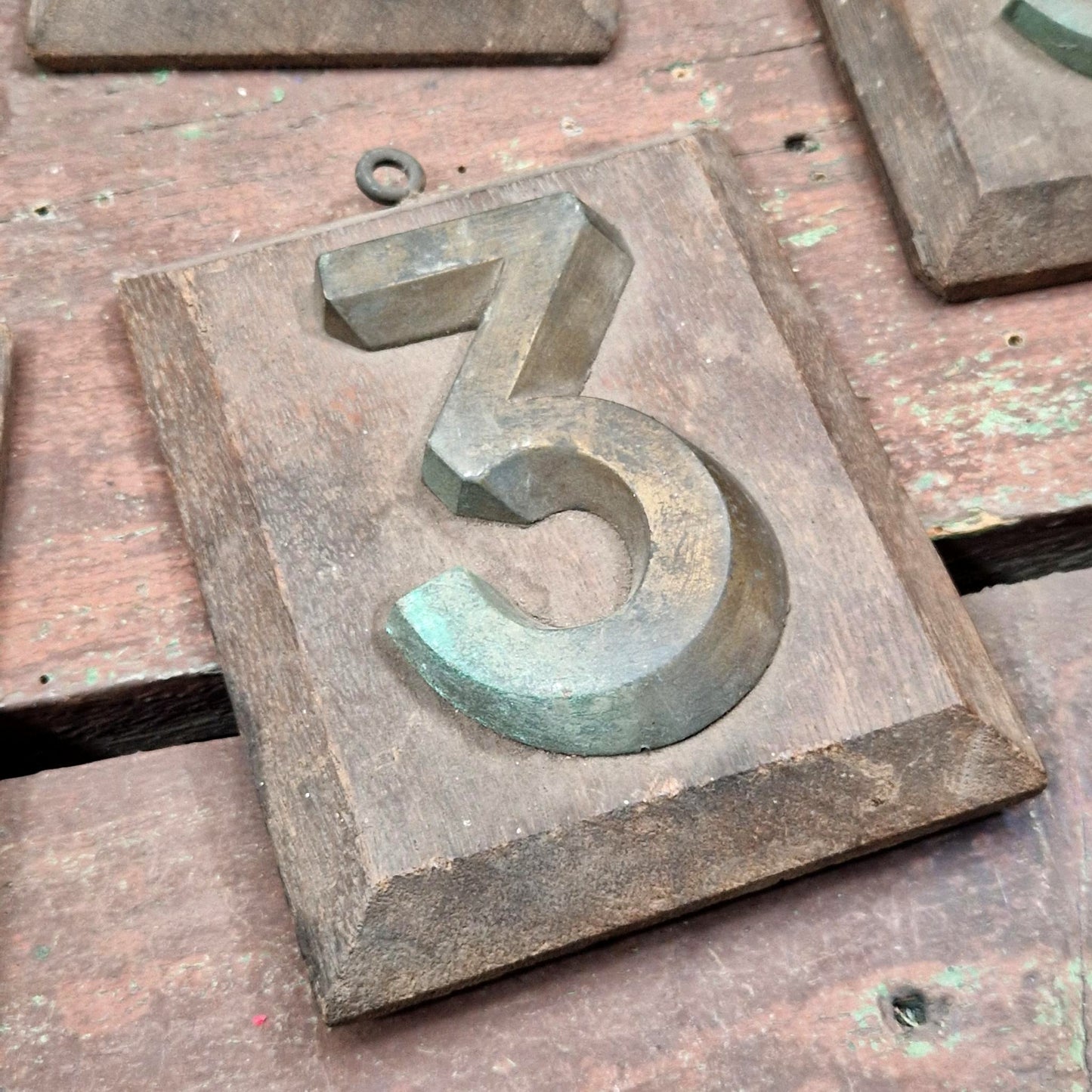 Chiffre en laiton sur support bois / Plaque de numérotation