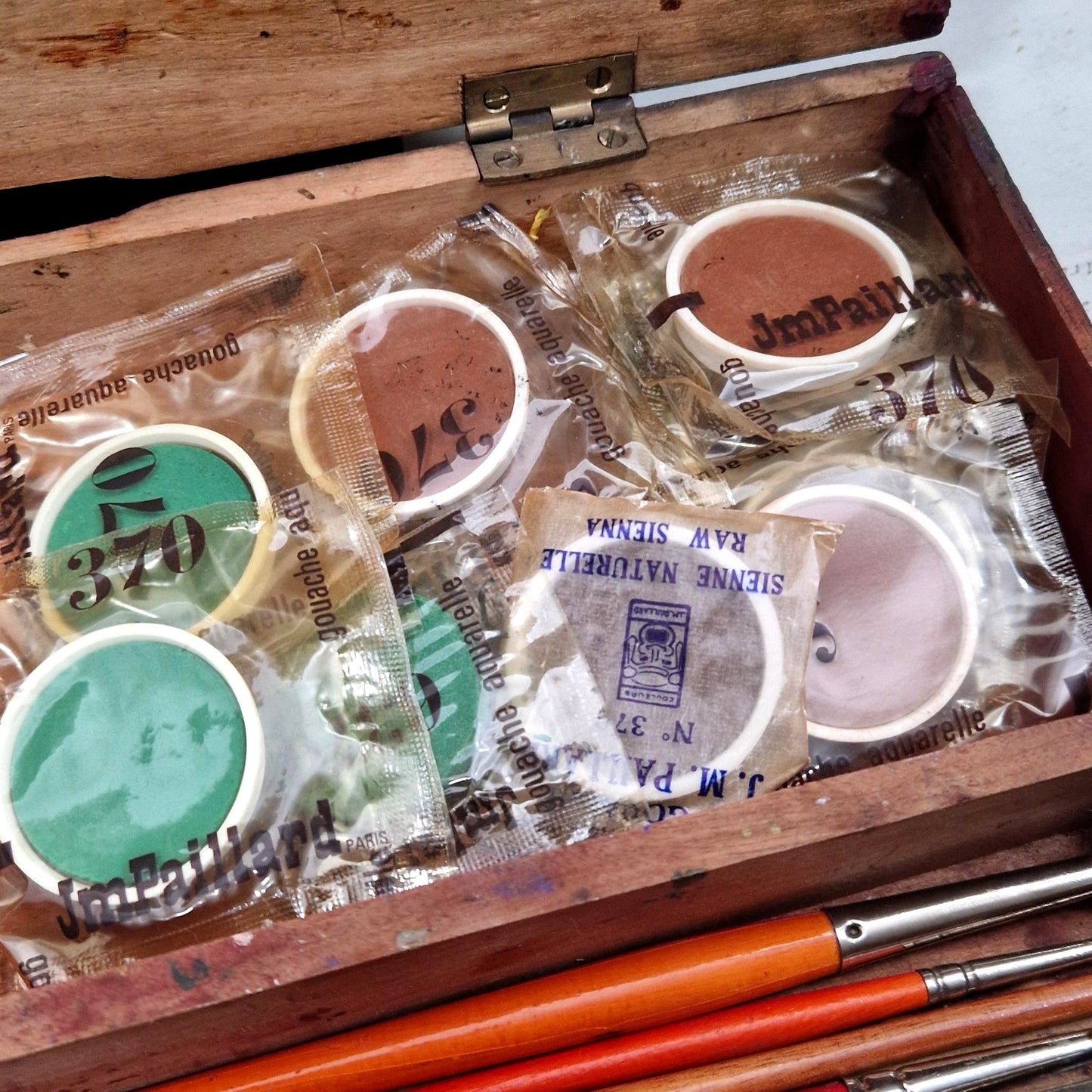 Antique wooden artist's box - Painting and drawing set