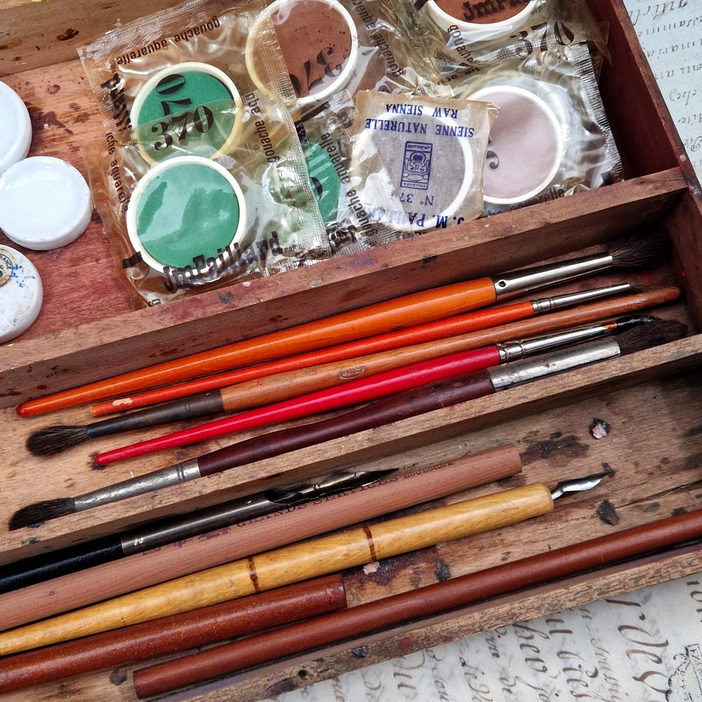 Antique wooden artist's box - Painting and drawing set