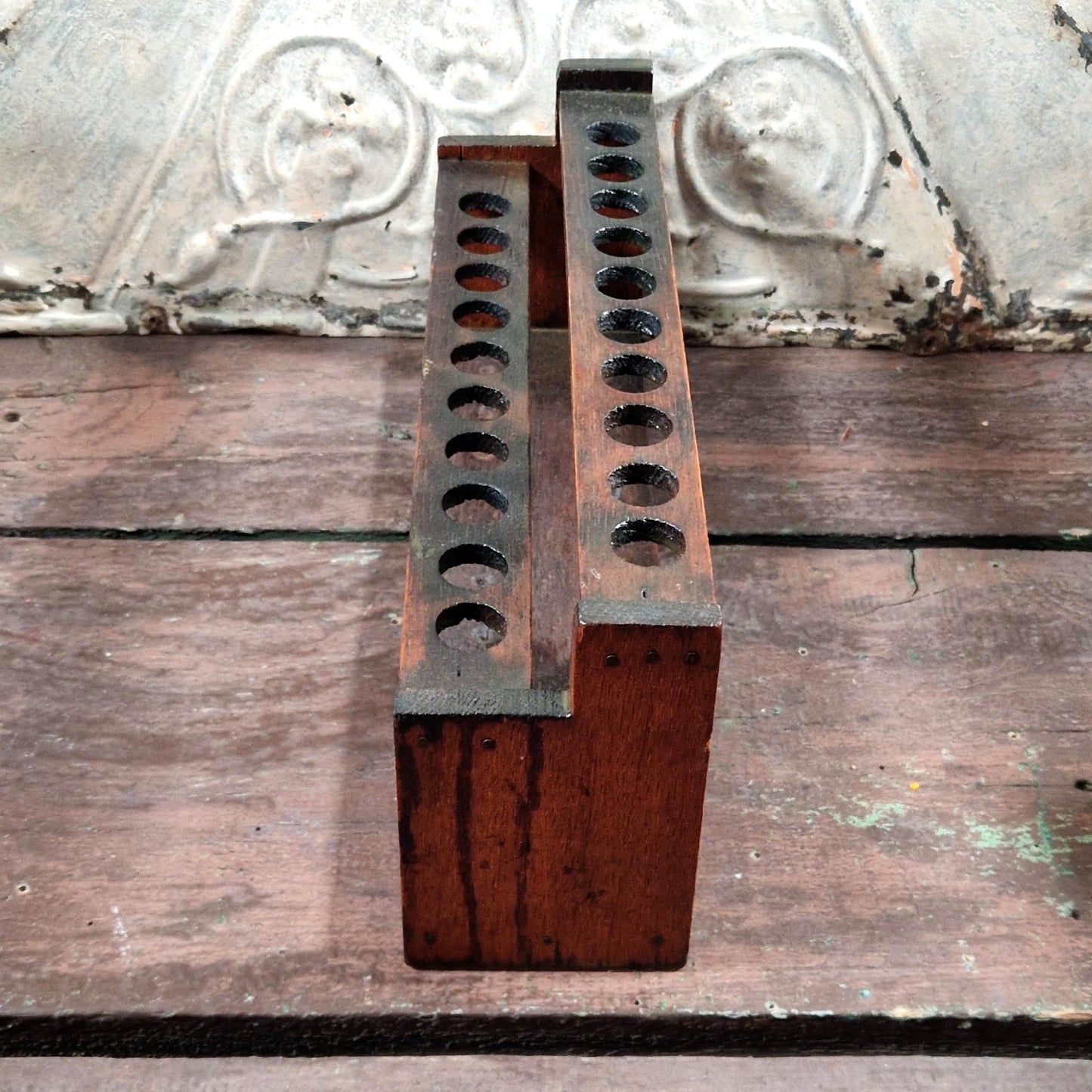 Porte-éprouvettes ancien de laboratoire en bois - 2 niveaux