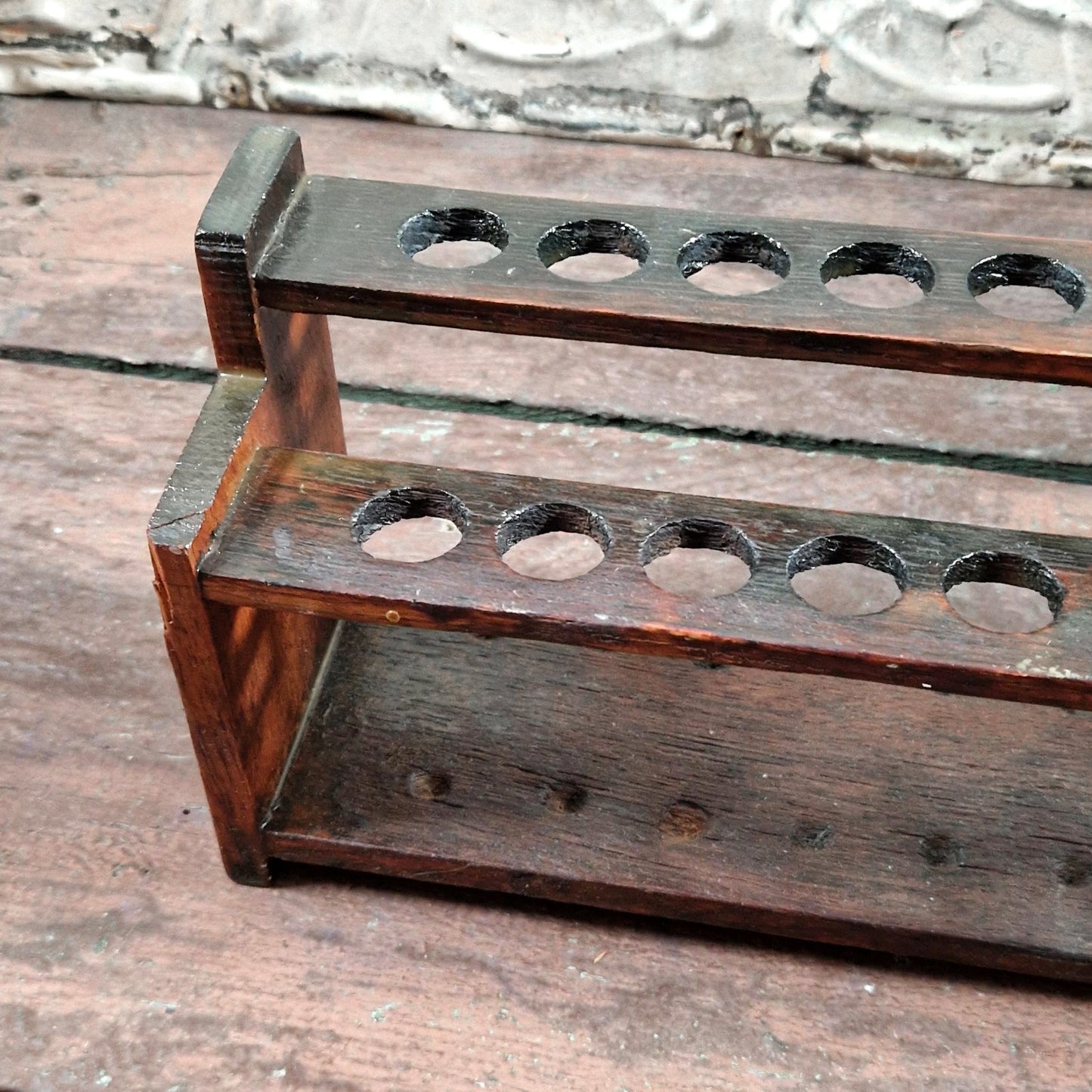 Porte-éprouvettes ancien de laboratoire en bois - 2 niveaux