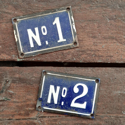 Plaques émaillées de numérotation « N°1 et  N°2 »