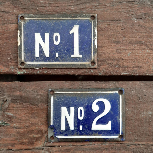Plaques émaillées de numérotation « N°1 et  N°2 »