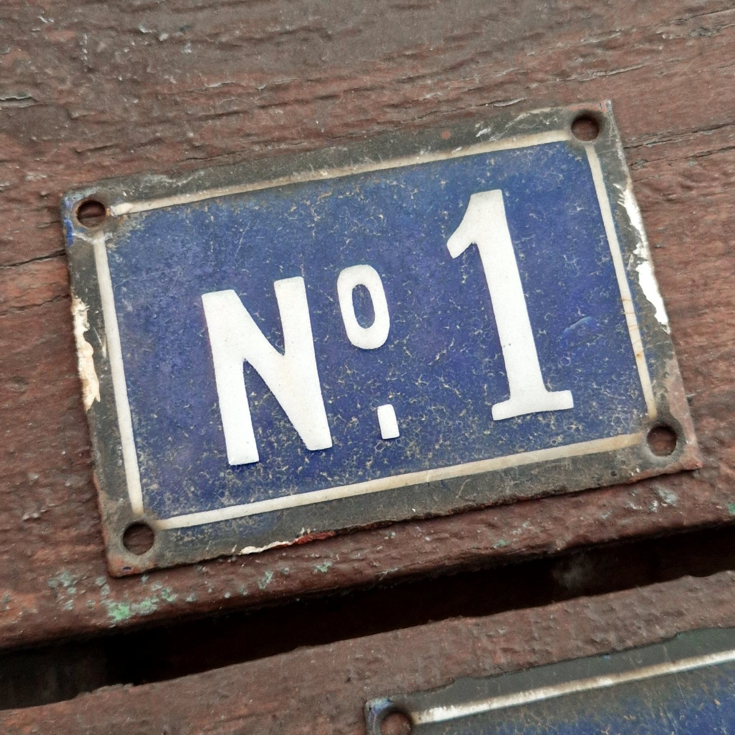Plaques émaillées de numérotation « N°1 et  N°2 »