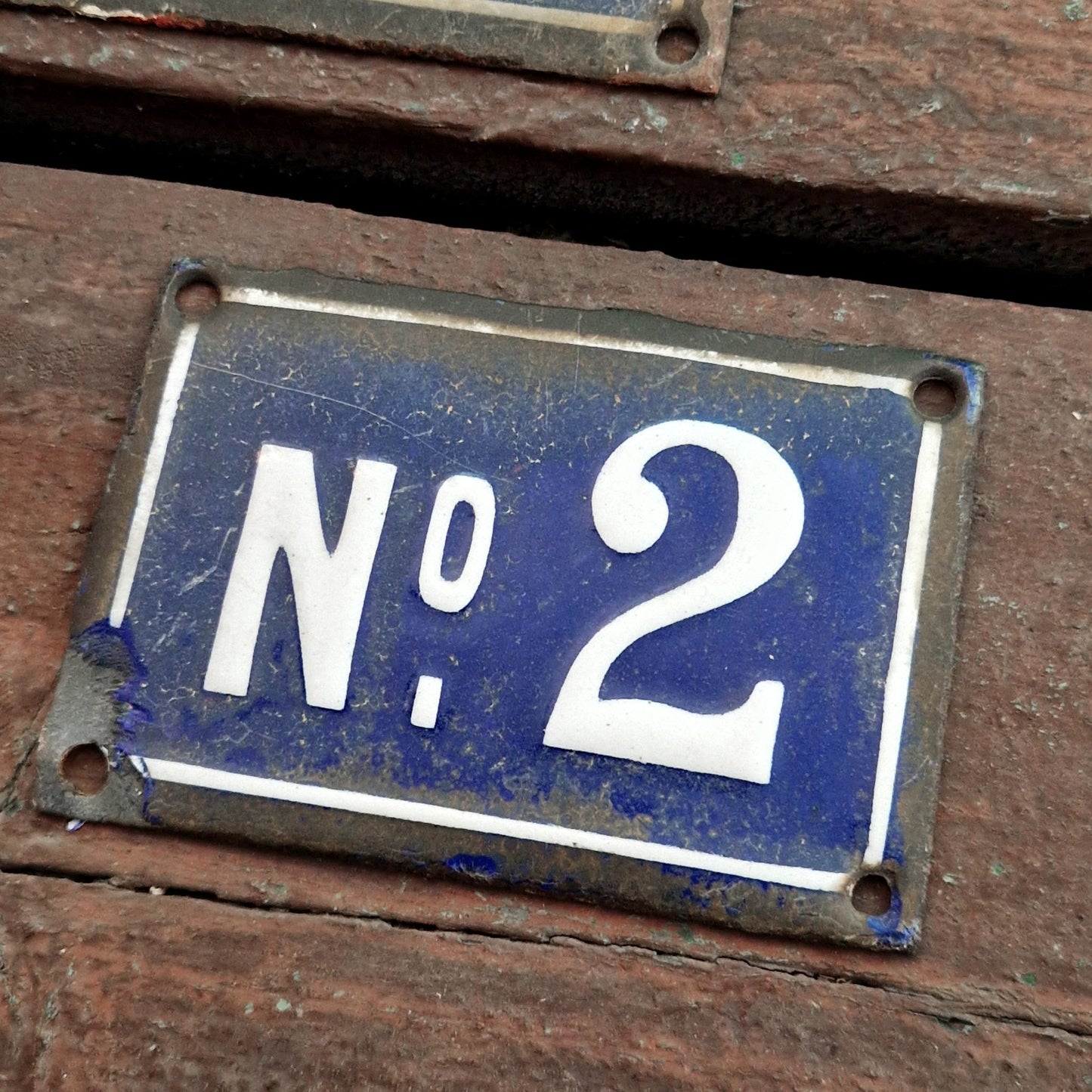 Plaques émaillées de numérotation « N°1 et  N°2 »